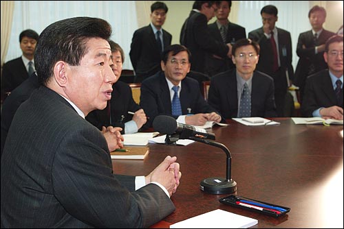 지난 2003년 1월 13일 당시 노무현 대통령 당선인이 인수위 간사단 회의에 참석해 인사말을 하고 있다.(자료사진)